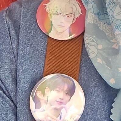 Personalised photo can / pin badge, customised glossy, holographic or broken mirror cover