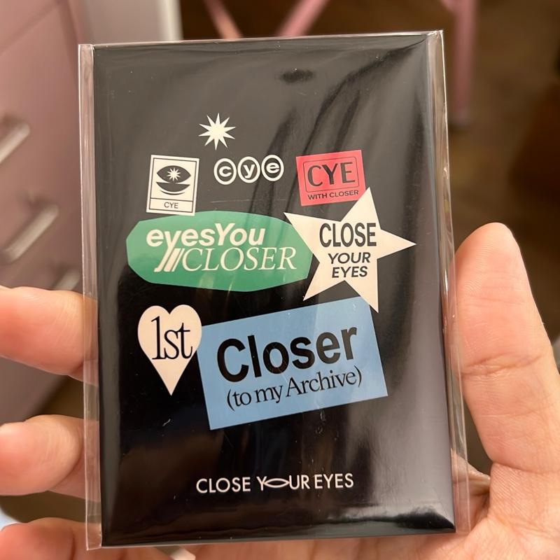 Close your eyes - Archive Trading Card Pack