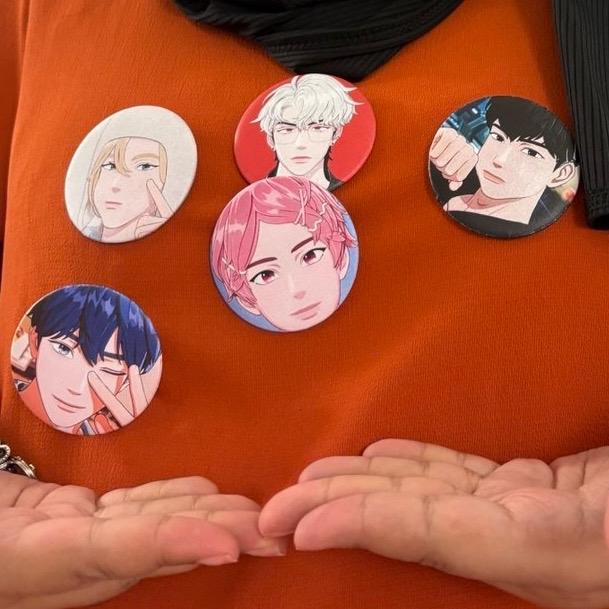 Personalised photo can / pin badge, customised glossy, holographic or broken mirror cover